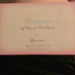 Marvycorn eyeshadow palette .